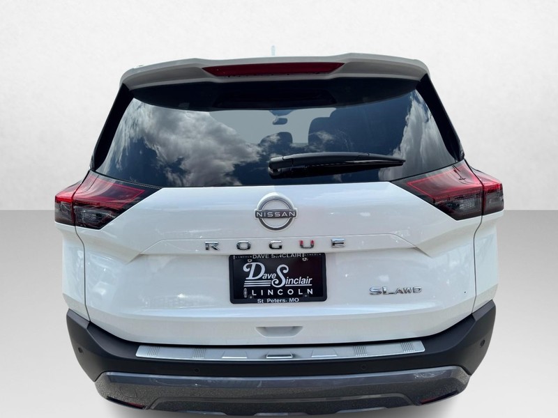 Nissan Rogue Vehicle Full-screen Gallery Image 06
