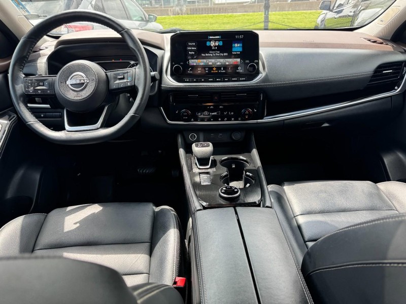 Nissan Rogue Vehicle Full-screen Gallery Image 09
