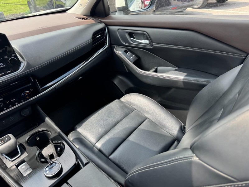 Nissan Rogue Vehicle Full-screen Gallery Image 11
