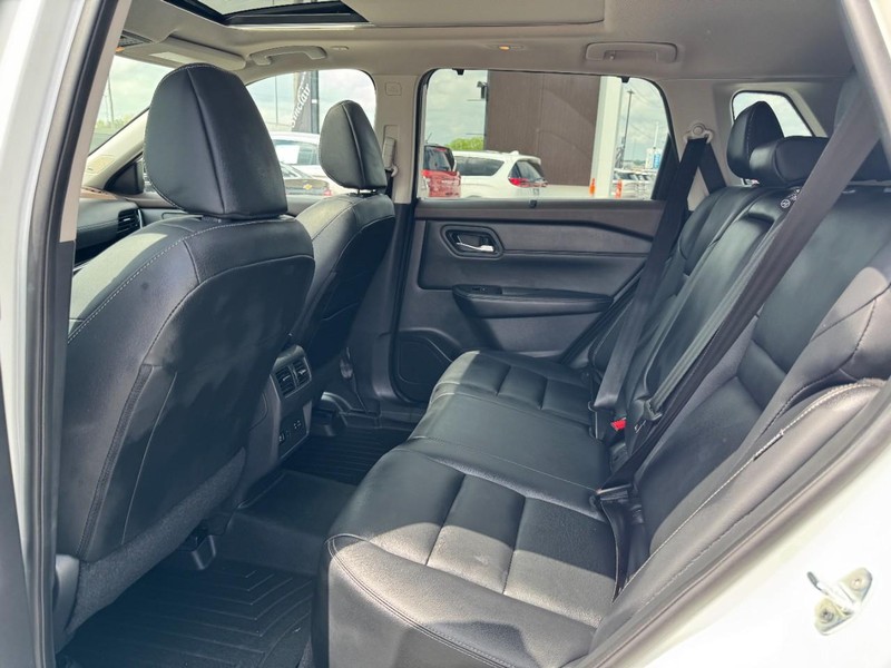 Nissan Rogue Vehicle Full-screen Gallery Image 12