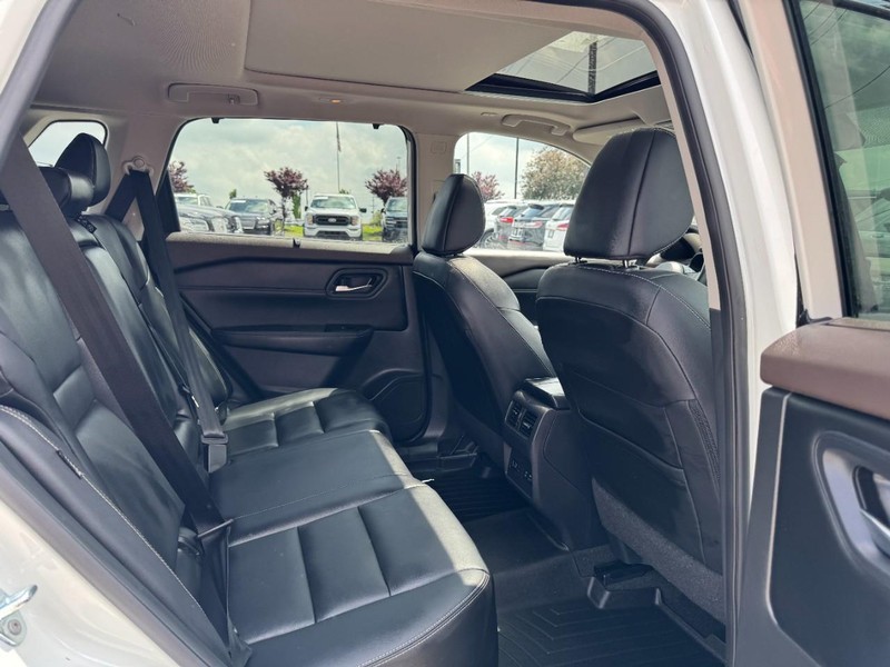 Nissan Rogue Vehicle Full-screen Gallery Image 13