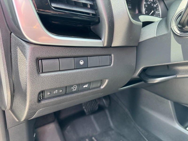Nissan Rogue Vehicle Full-screen Gallery Image 14