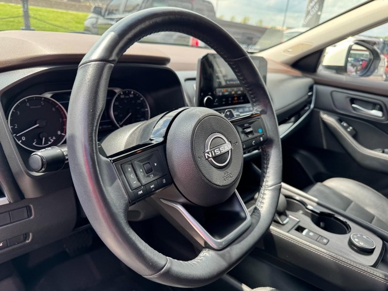 Nissan Rogue Vehicle Full-screen Gallery Image 15