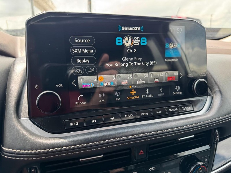 Nissan Rogue Vehicle Full-screen Gallery Image 16