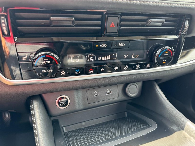Nissan Rogue Vehicle Full-screen Gallery Image 17