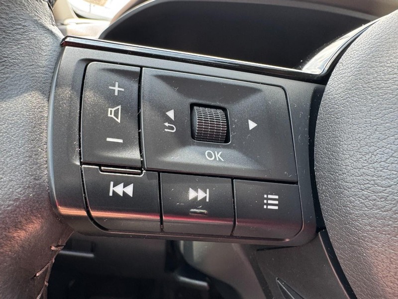 Nissan Rogue Vehicle Full-screen Gallery Image 18