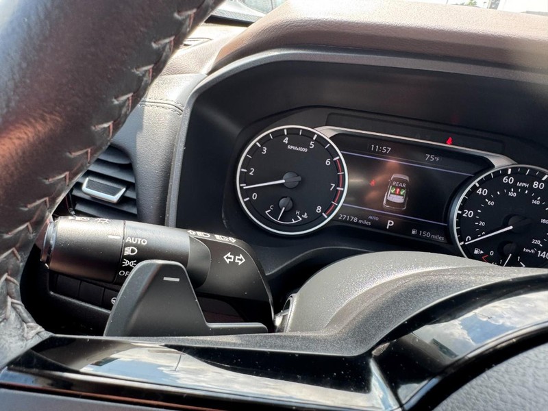 Nissan Rogue Vehicle Full-screen Gallery Image 20