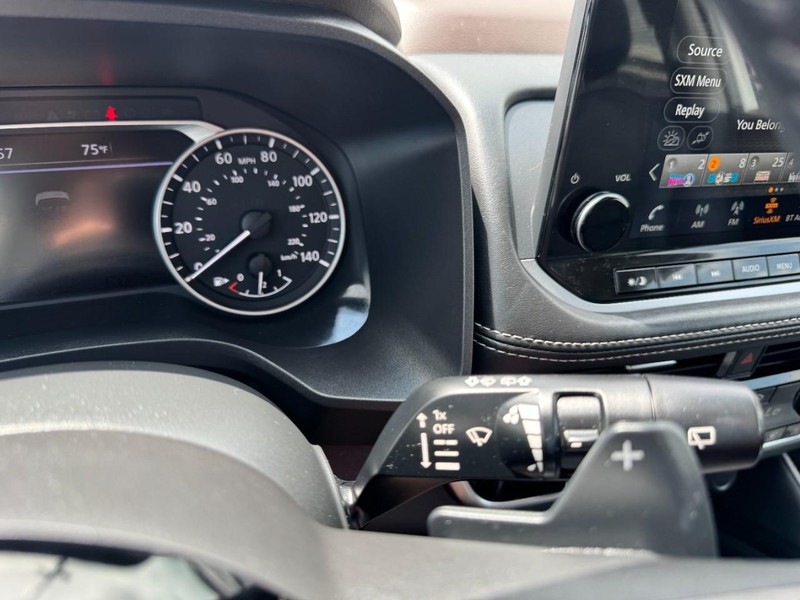 Nissan Rogue Vehicle Full-screen Gallery Image 21
