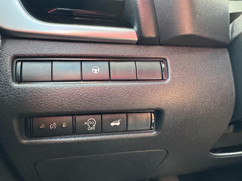 Nissan Rogue Vehicle Full-screen Gallery Image 22