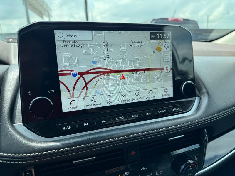 Nissan Rogue Vehicle Full-screen Gallery Image 23