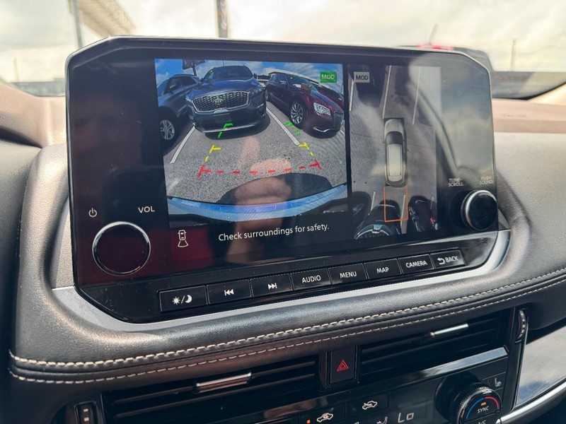 Nissan Rogue Vehicle Full-screen Gallery Image 24