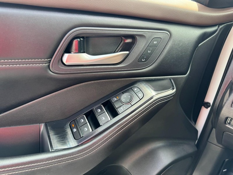 Nissan Rogue Vehicle Full-screen Gallery Image 25