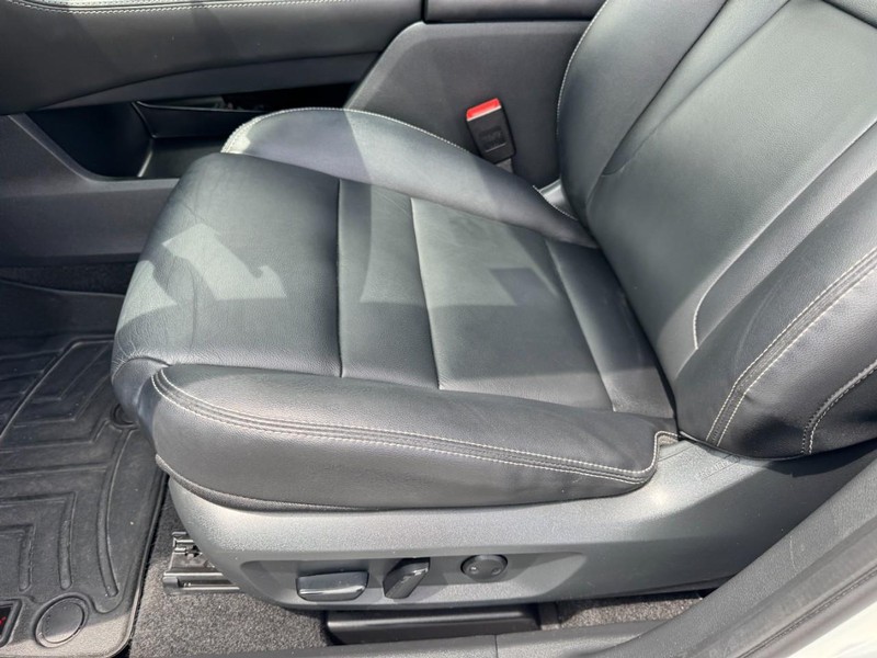 Nissan Rogue Vehicle Full-screen Gallery Image 26