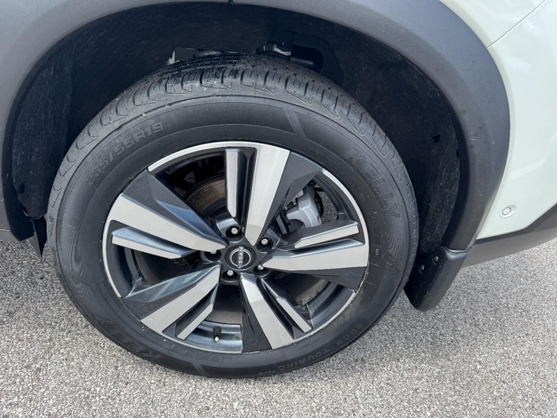 Nissan Rogue Vehicle Full-screen Gallery Image 27