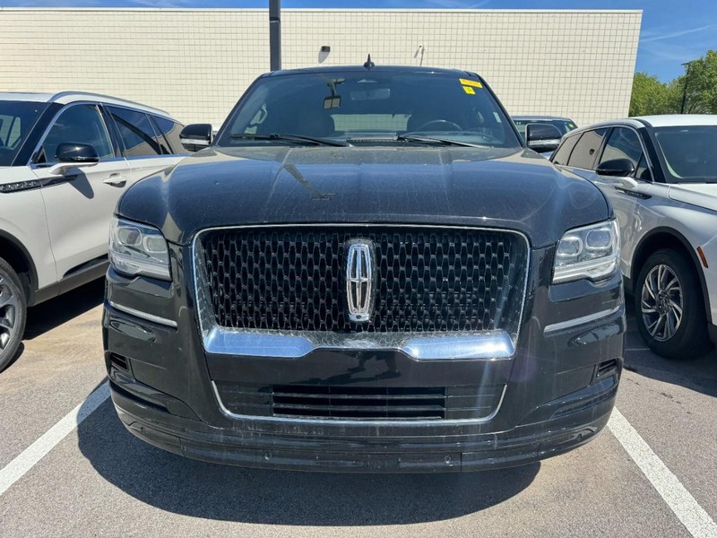 Lincoln Navigator Vehicle Full-screen Gallery Image 02