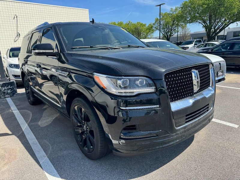 Lincoln Navigator Vehicle Full-screen Gallery Image 03