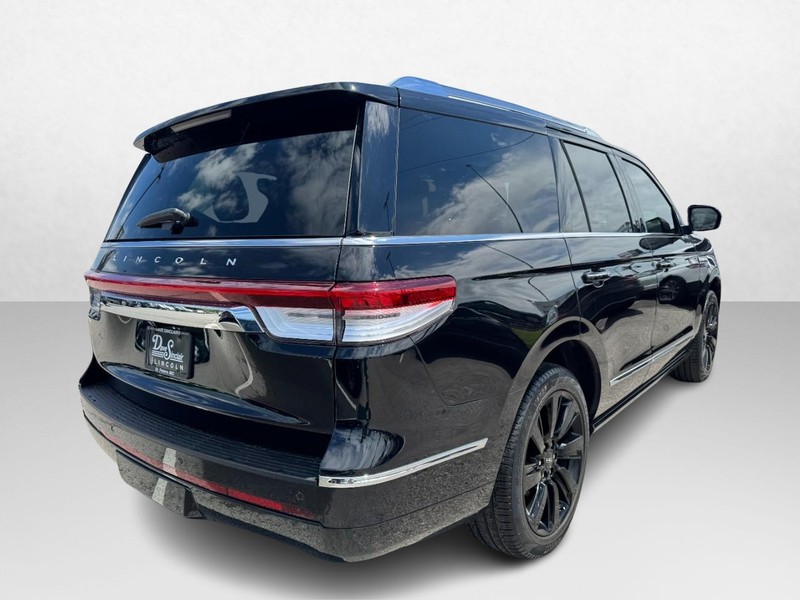 Lincoln Navigator Vehicle Full-screen Gallery Image 05