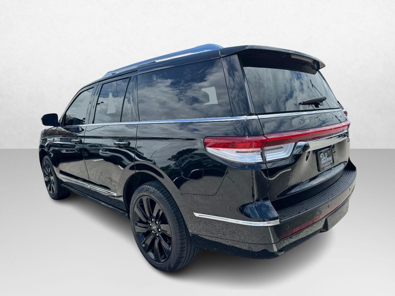 Lincoln Navigator Vehicle Full-screen Gallery Image 07