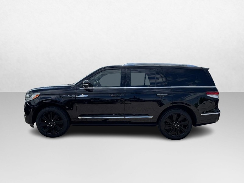 Lincoln Navigator Vehicle Full-screen Gallery Image 08