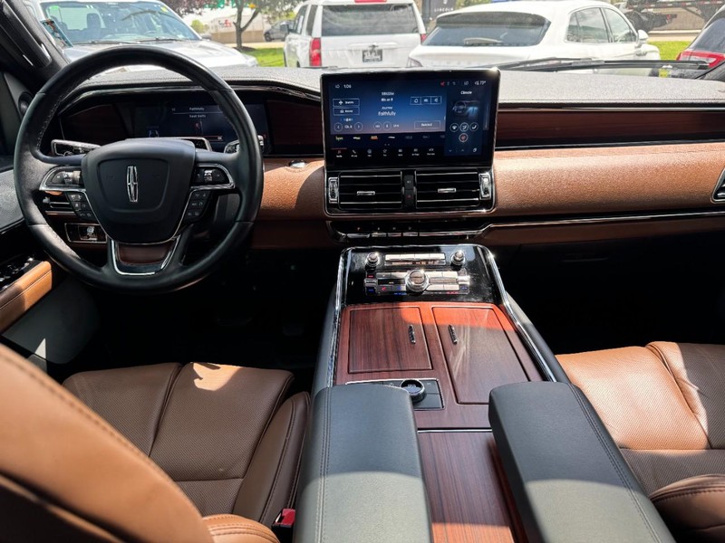 Lincoln Navigator Vehicle Full-screen Gallery Image 09