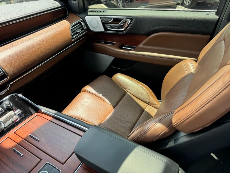 Lincoln Navigator Vehicle Full-screen Gallery Image 11