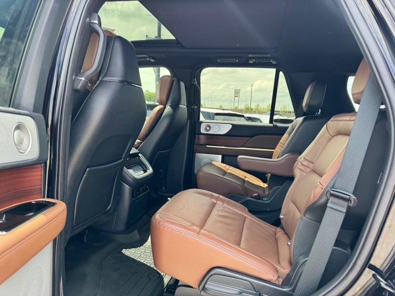 Lincoln Navigator Vehicle Full-screen Gallery Image 12