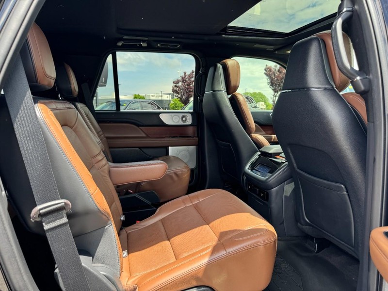 Lincoln Navigator Vehicle Full-screen Gallery Image 13