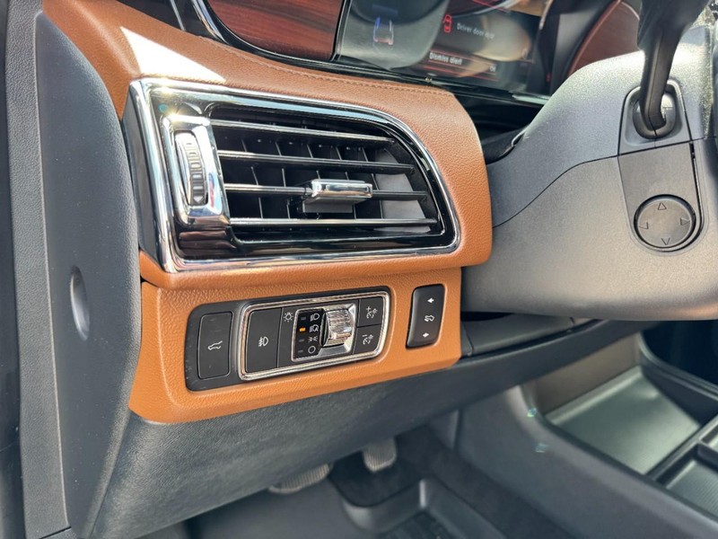 Lincoln Navigator Vehicle Full-screen Gallery Image 14