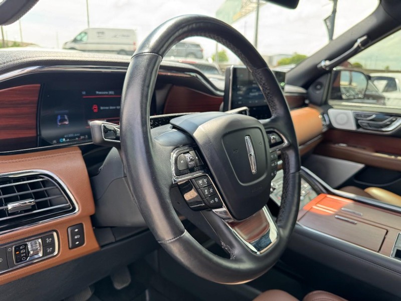 Lincoln Navigator Vehicle Full-screen Gallery Image 15