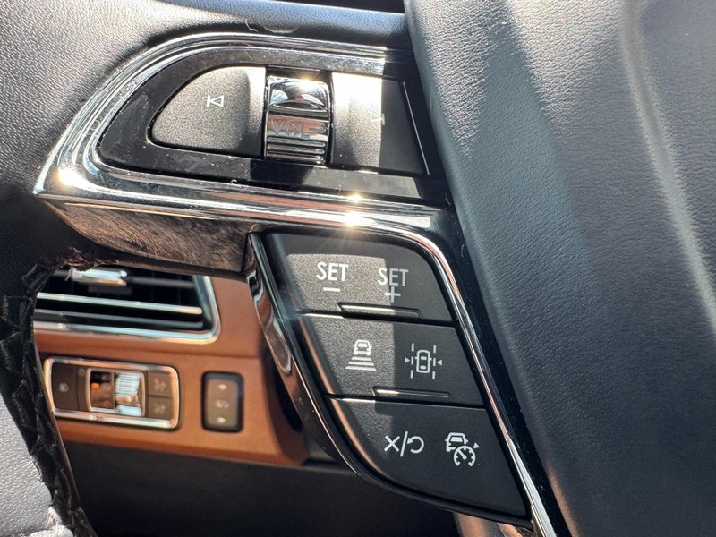 Lincoln Navigator Vehicle Full-screen Gallery Image 16