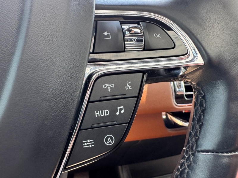 Lincoln Navigator Vehicle Full-screen Gallery Image 17