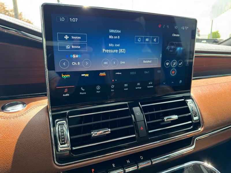 Lincoln Navigator Vehicle Full-screen Gallery Image 18
