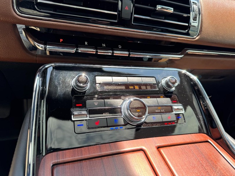 Lincoln Navigator Vehicle Full-screen Gallery Image 19