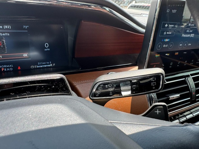 Lincoln Navigator Vehicle Full-screen Gallery Image 21