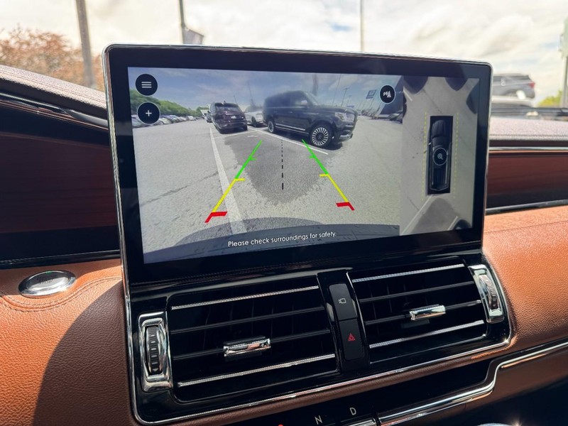 Lincoln Navigator Vehicle Full-screen Gallery Image 24
