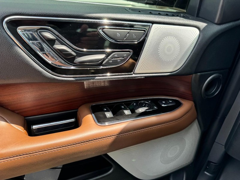 Lincoln Navigator Vehicle Full-screen Gallery Image 25