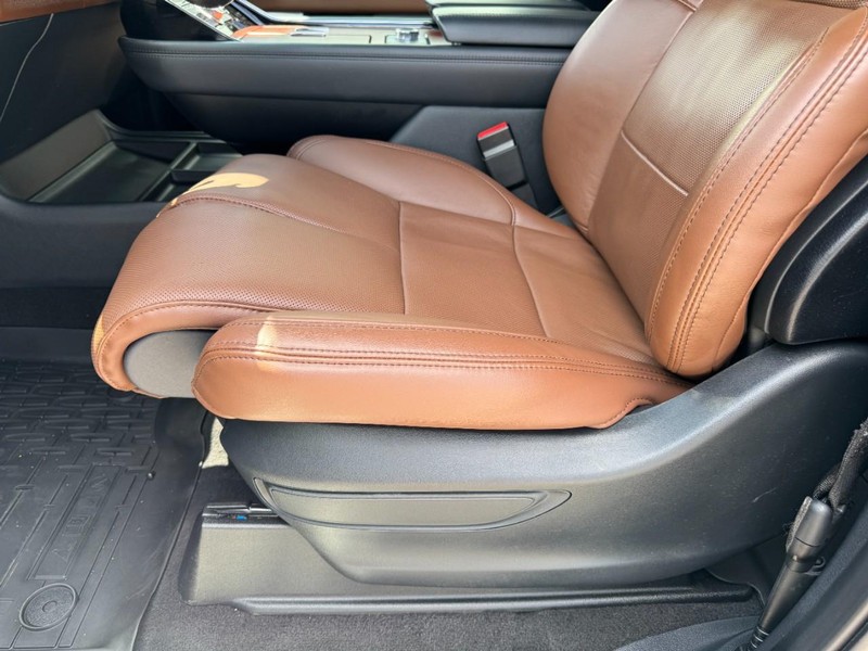 Lincoln Navigator Vehicle Full-screen Gallery Image 26