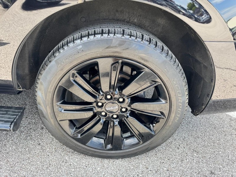 Lincoln Navigator Vehicle Full-screen Gallery Image 27