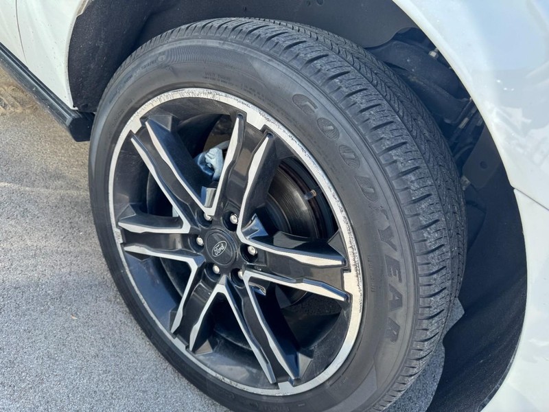 Ford Expedition Vehicle Full-screen Gallery Image 04