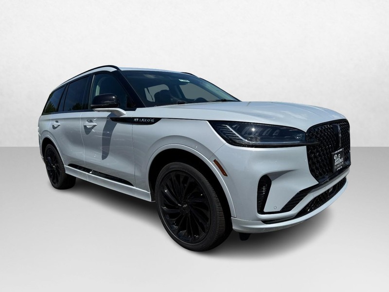 Lincoln Aviator Vehicle Full-screen Gallery Image 03