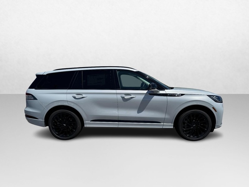 Lincoln Aviator Vehicle Full-screen Gallery Image 04