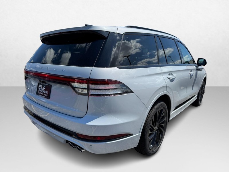Lincoln Aviator Vehicle Full-screen Gallery Image 05