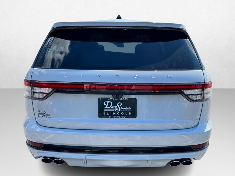 Lincoln Aviator Vehicle Full-screen Gallery Image 06