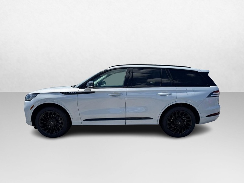 Lincoln Aviator Vehicle Full-screen Gallery Image 08