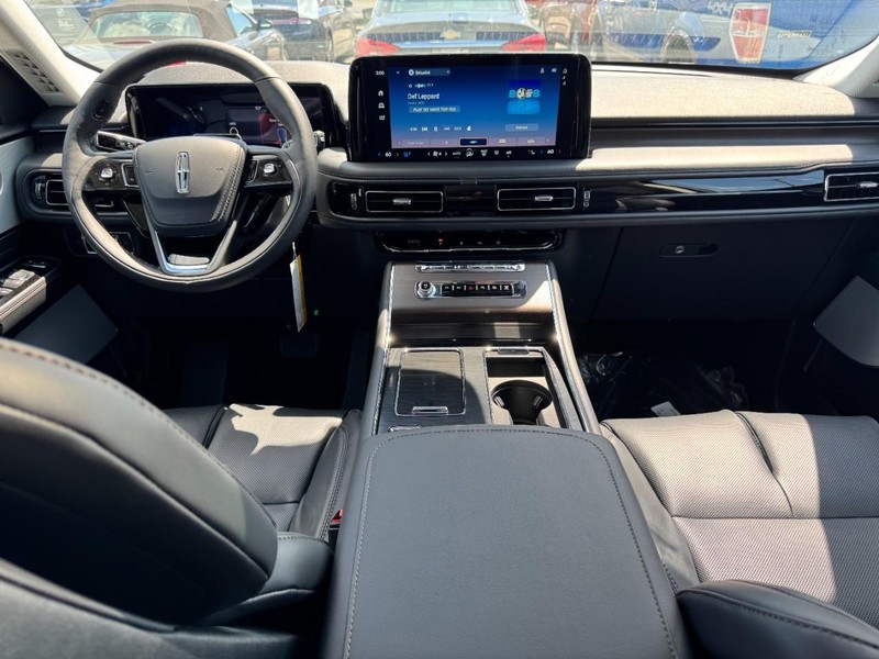 Lincoln Aviator Vehicle Full-screen Gallery Image 09