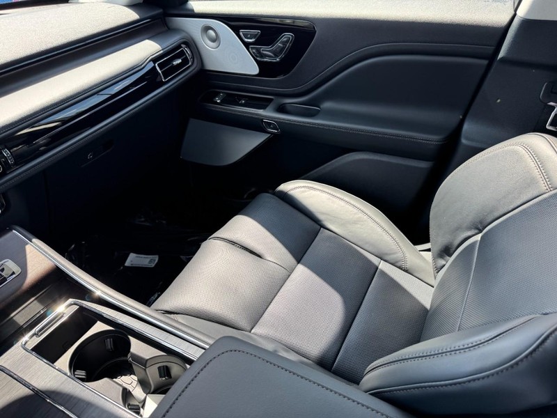 Lincoln Aviator Vehicle Full-screen Gallery Image 11
