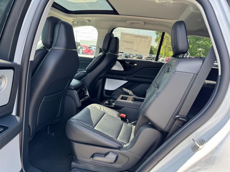 Lincoln Aviator Vehicle Full-screen Gallery Image 12
