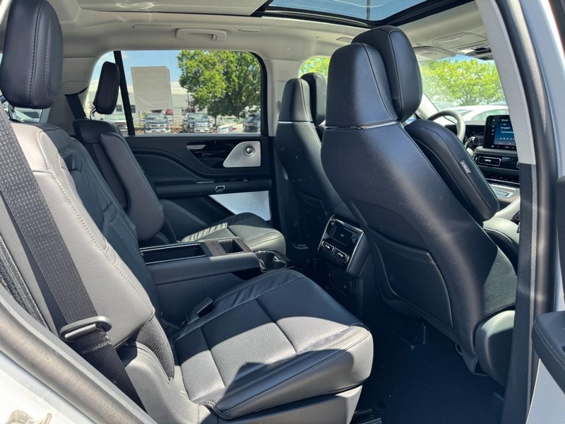 Lincoln Aviator Vehicle Full-screen Gallery Image 13