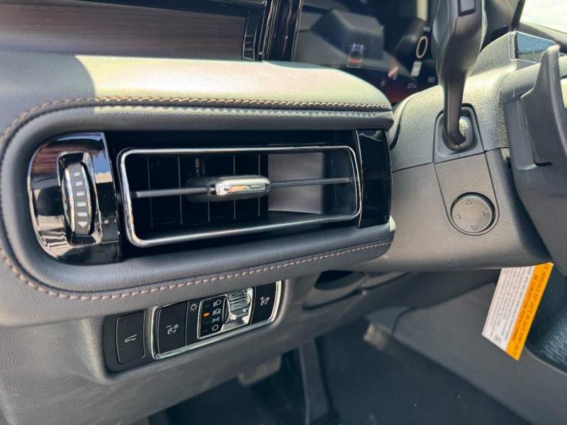 Lincoln Aviator Vehicle Full-screen Gallery Image 14