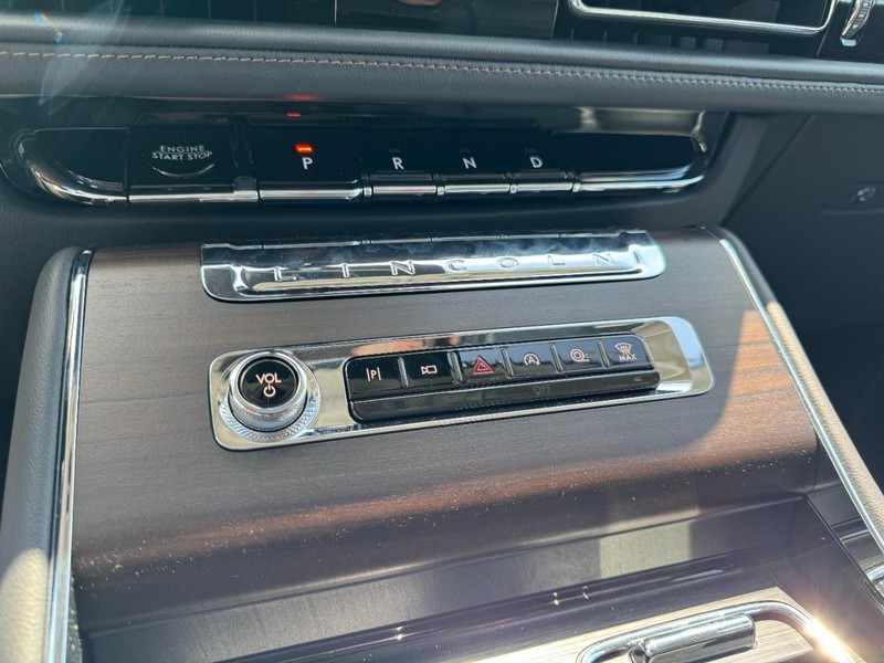 Lincoln Aviator Vehicle Full-screen Gallery Image 17